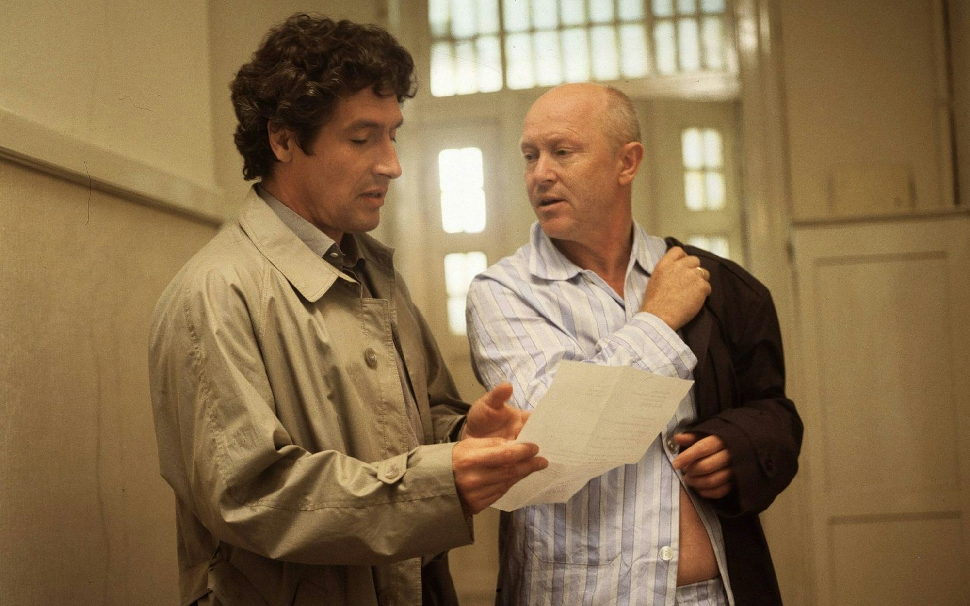 Von 1981 bis 1985 spielte Volker Brandt (links) den Kommissar Walther im Berliner „Tatort“. Hier ist er neben Ernst Jacobi in der Folge „Ordnung ist das halbe Sterben“ zu sehen. (Bild: IMAGO / United Archives)