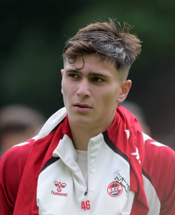 Emin Kujovic in FC-Klamotten.