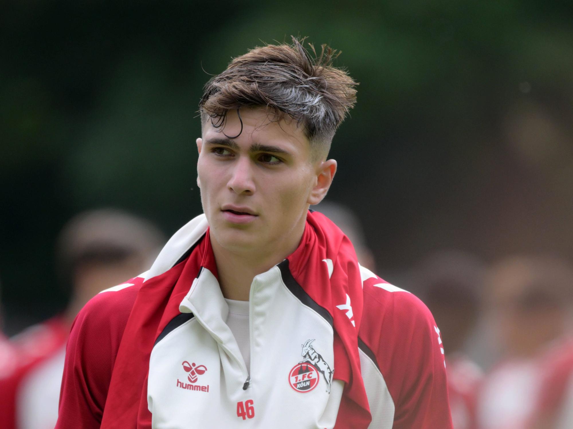 Emin Kujovic in FC-Klamotten.