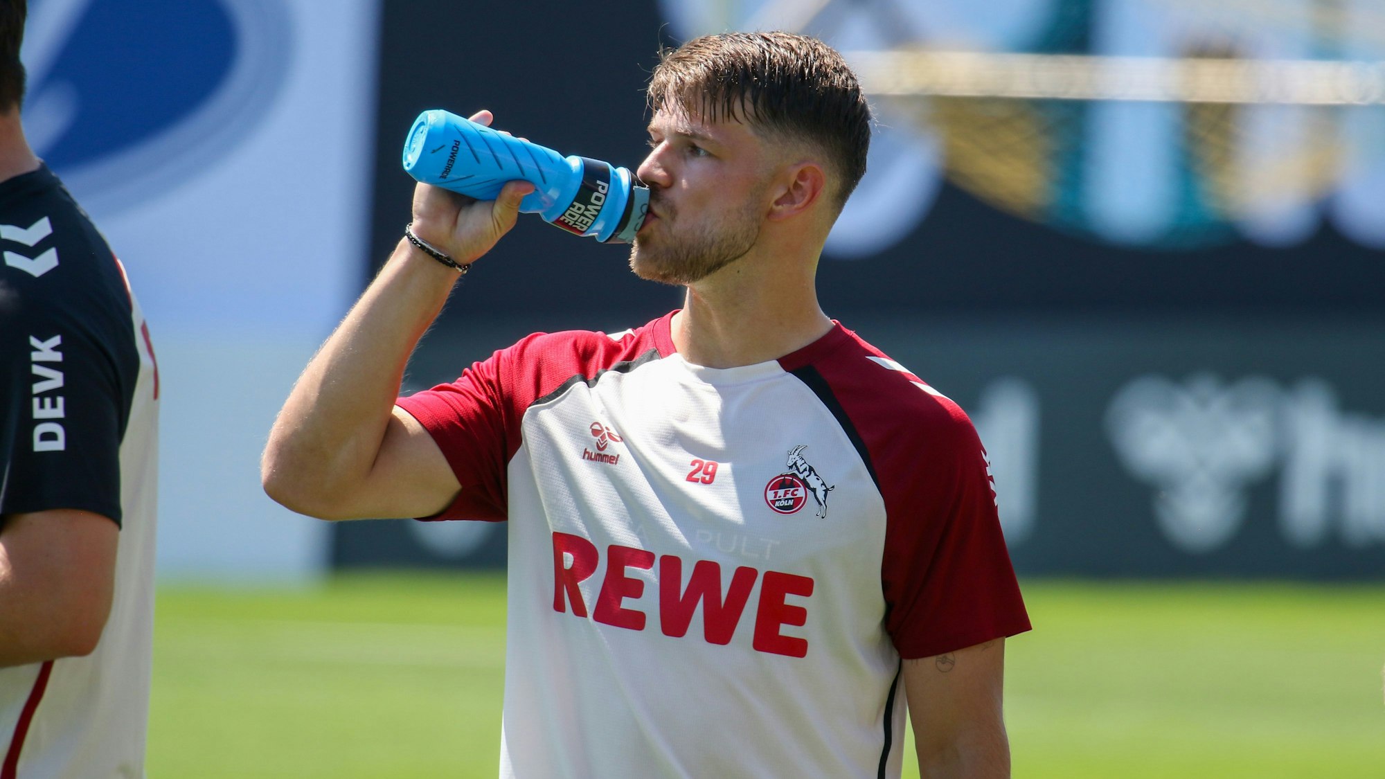 Jan Thielmann trinkt einen Schluck beim Training.