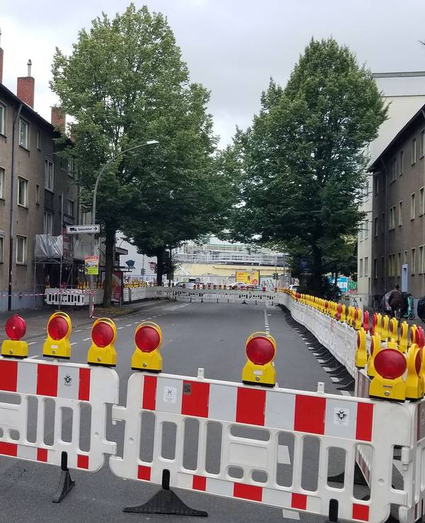 Die komplett gesperrte Geldernstraße in Köln Nippes – auch die Liebigstraße gesperrt.