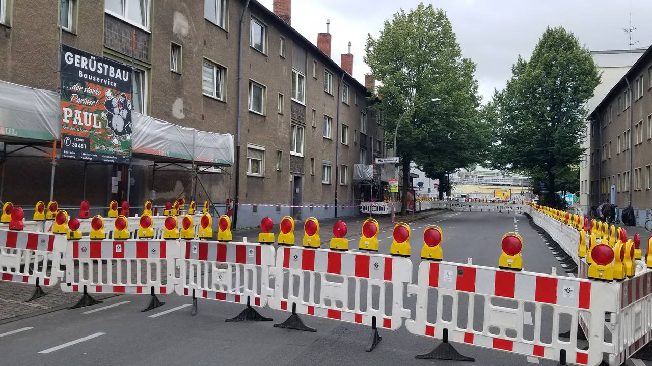 Die komplett gesperrte Geldernstraße in Köln Nippes – auch die Liebigstraße gesperrt.