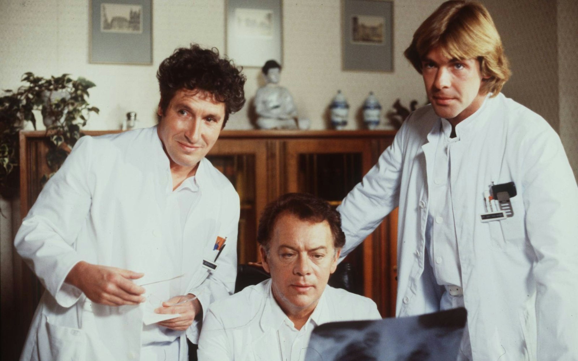 Volker Brandt (links) war in der Kultserie „Die Schwarzwaldklinik“ an der Seite von Klausjürgen Wussow (Mitte) und Sascha Hehn zu sehen. (Bild: IMAGO / teutopress)