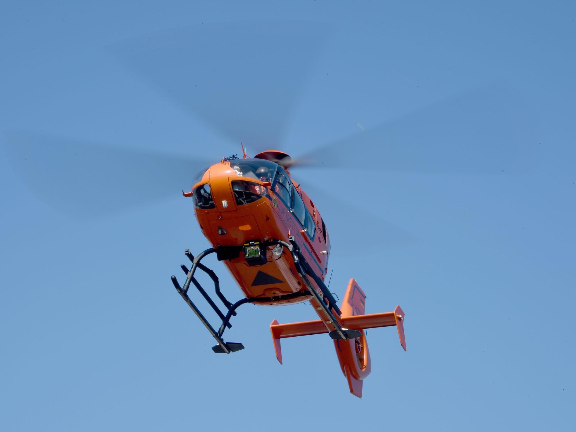 Die schwer verletzte 28-jährige Frau wurde mit einem Helikopter ins Krankenhaus gebracht - mittlerweile ist sie außer Lebensgefahr.