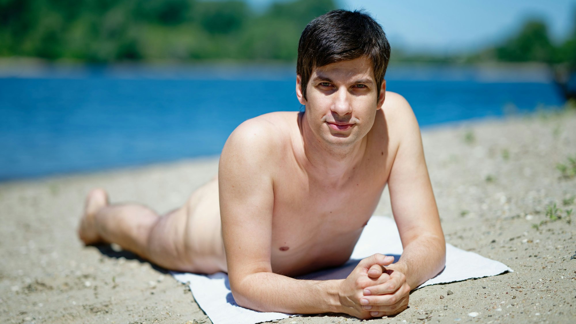 Mannheims Stadtrat Julien Ferrat (Wählervereinigung Die Mannheimer) am Ufer der Friesenheimer Insel.