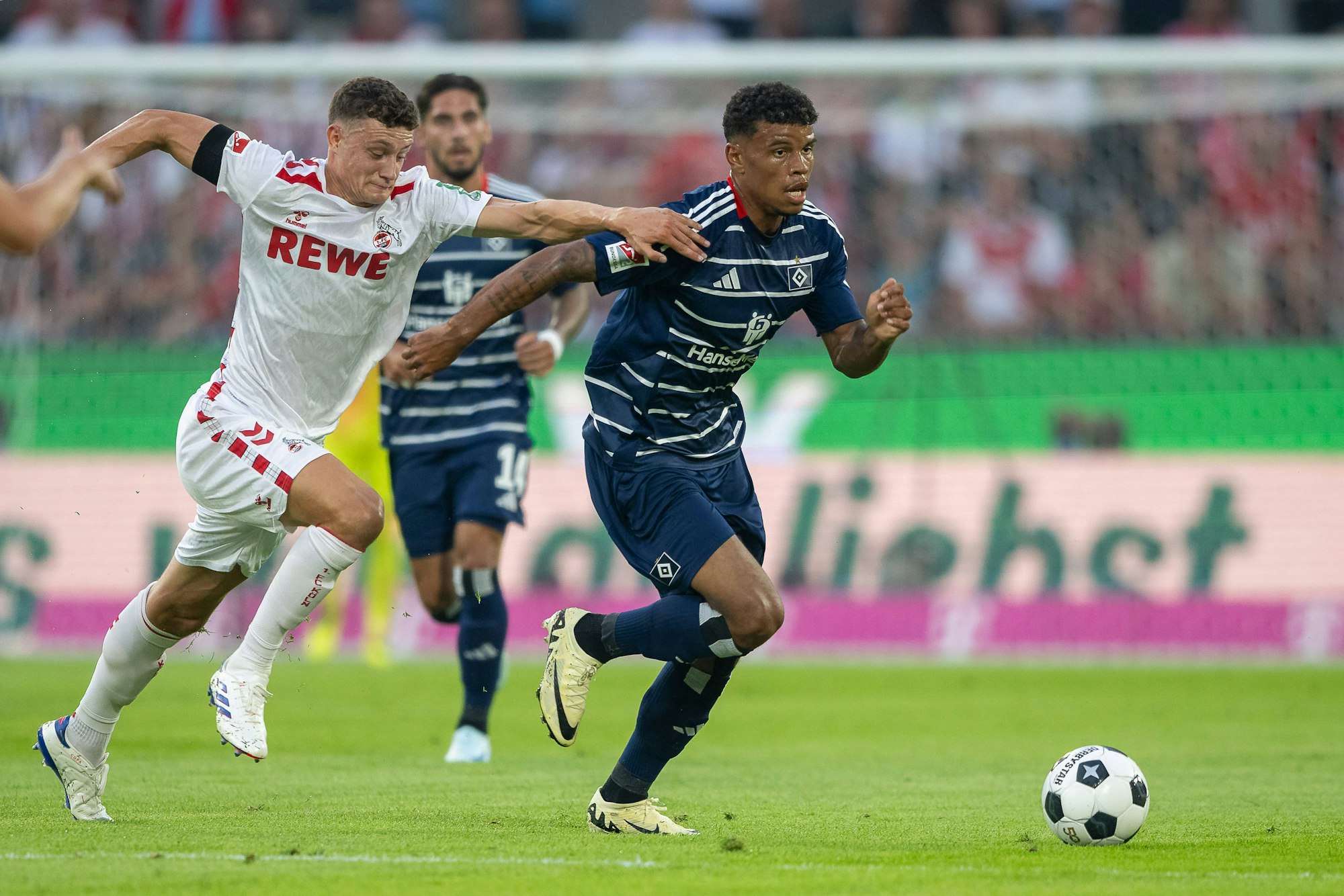 Eric Martel im Duell mit Ransford Königsdörffer.