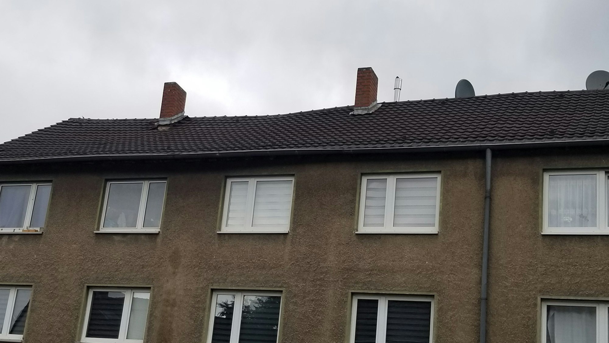 Der Dachstuhl in der Liebigstraße 249 ist sichtlich eingesackt. Aus diesem Grund wurde das Haus bereits am 28. Juli geräumt.