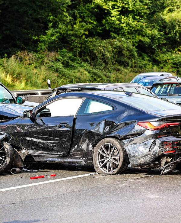 Beschädigte Fahrzeuge stehen nach einer Massenkarambolage zwischen den Anschlussstellen Volmarstein und Hagen-West in Fahrtrichtung Dortmund auf der Autobahn 1. 14 Fahrzeuge waren auf mehreren hundert Metern Strecke ineinander gefahren.