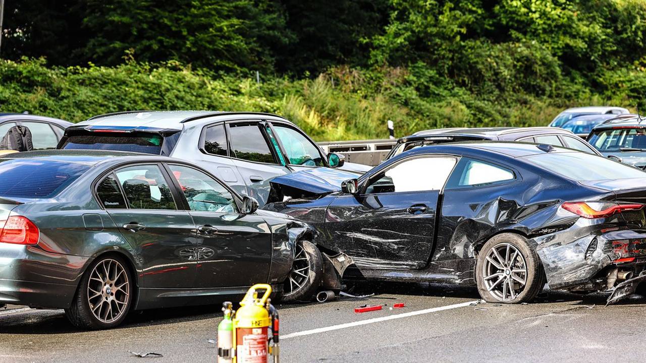 Beschädigte Fahrzeuge stehen nach einer Massenkarambolage zwischen den Anschlussstellen Volmarstein und Hagen-West in Fahrtrichtung Dortmund auf der Autobahn 1. 14 Fahrzeuge waren auf mehreren hundert Metern Strecke ineinander gefahren.