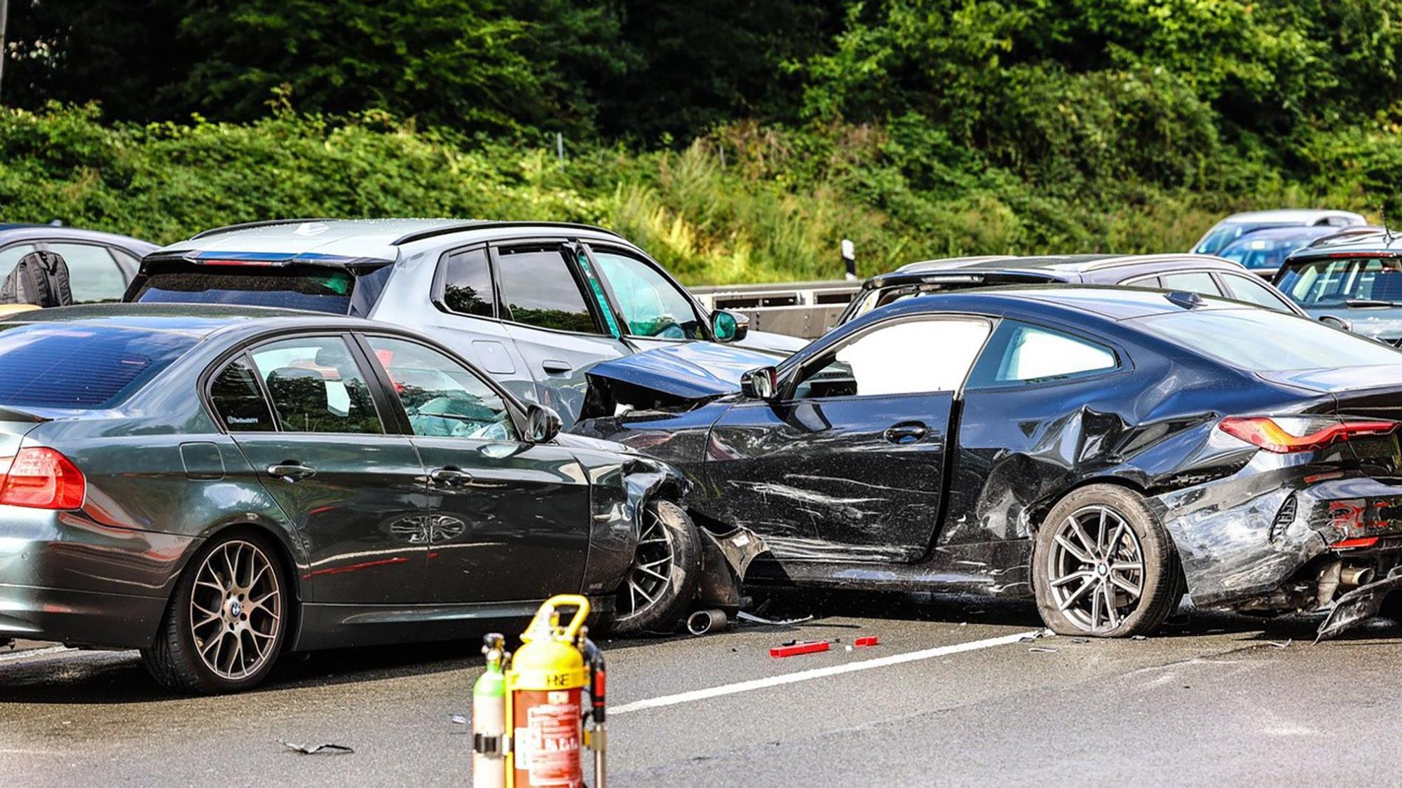 Beschädigte Fahrzeuge stehen nach einer Massenkarambolage zwischen den Anschlussstellen Volmarstein und Hagen-West in Fahrtrichtung Dortmund auf der Autobahn 1. 14 Fahrzeuge waren auf mehreren hundert Metern Strecke ineinander gefahren.