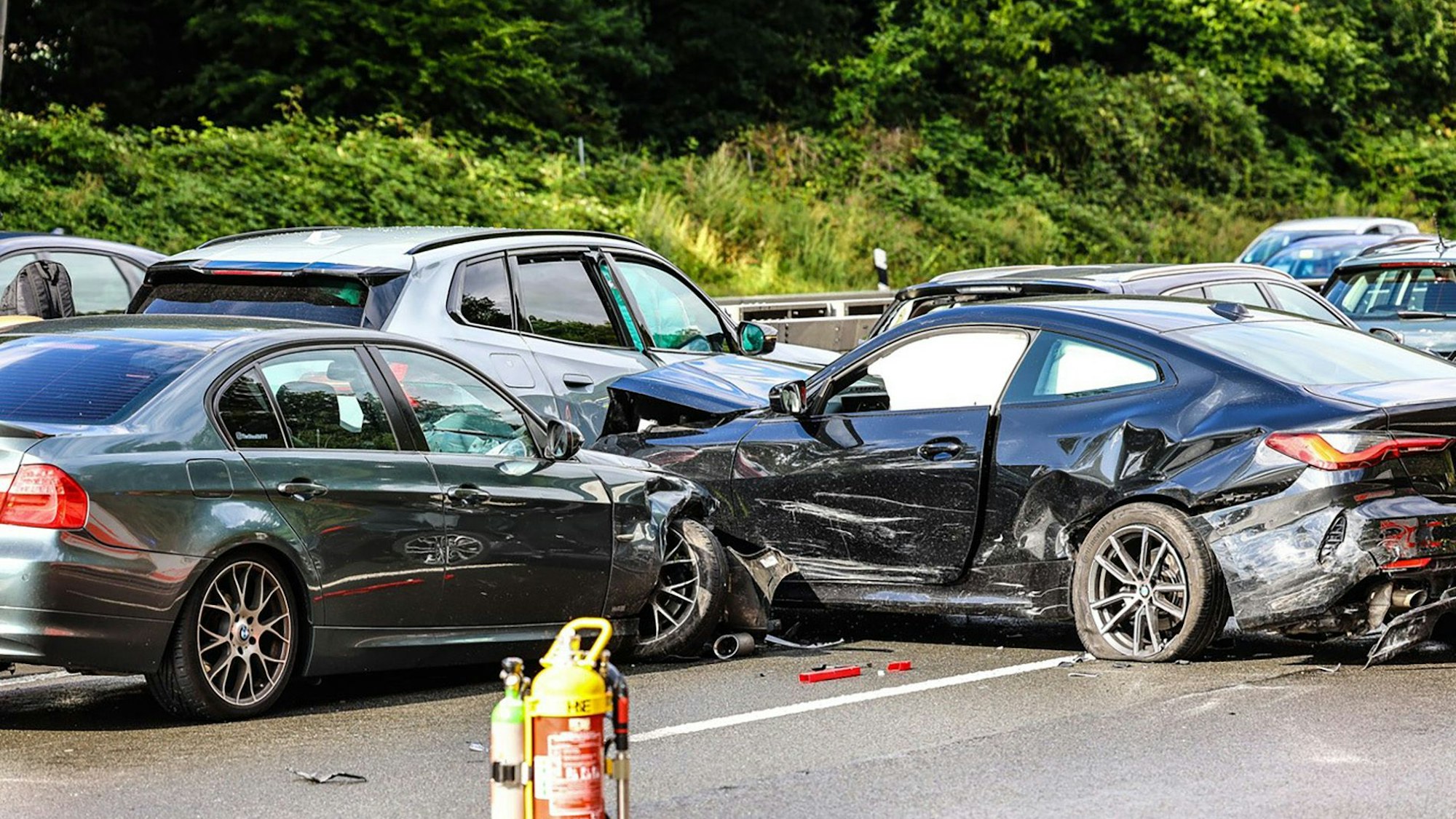 Beschädigte Fahrzeuge stehen nach einer Massenkarambolage zwischen den Anschlussstellen Volmarstein und Hagen-West in Fahrtrichtung Dortmund auf der Autobahn 1. 14 Fahrzeuge waren auf mehreren hundert Metern Strecke ineinander gefahren.