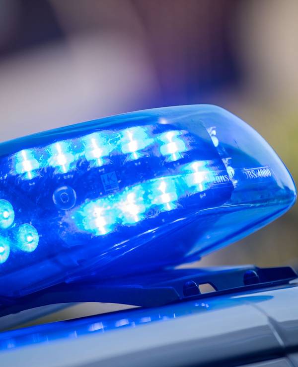 Ein Blaulicht ist auf dem Dach eines Polizeifahrzeugs zu sehen.
