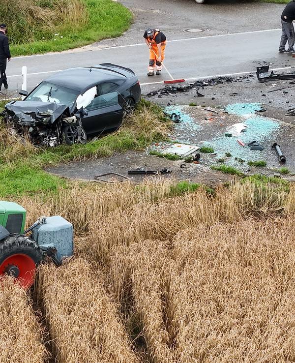 Ein Traktor und ein Fahrzeug stehen nach einer Kollision neben der Landesstraße 1229 zwischen Gussenstadt und Steinenkirch (Landkreis Heidenheim) in einem Feld. Wie die Polizei mitteilt, wurden bei dem Unfall der Fahrer des Audi sowie der Traktorfahrer, wie auch zwei Kinder schwer verletzt.