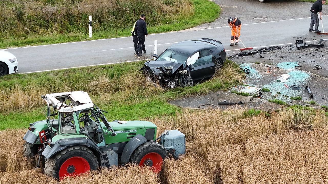 Ein Traktor und ein Fahrzeug stehen nach einer Kollision neben der Landesstraße 1229 zwischen Gussenstadt und Steinenkirch (Landkreis Heidenheim) in einem Feld. Wie die Polizei mitteilt, wurden bei dem Unfall der Fahrer des Audi sowie der Traktorfahrer, wie auch zwei Kinder schwer verletzt.