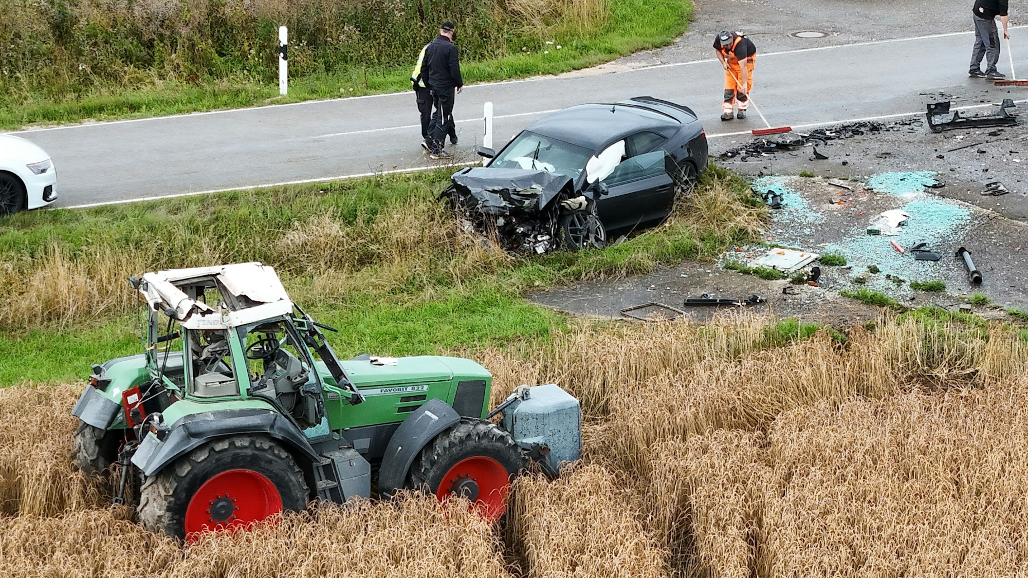 Ein Traktor und ein Fahrzeug stehen nach einer Kollision neben der Landesstraße 1229 zwischen Gussenstadt und Steinenkirch (Landkreis Heidenheim) in einem Feld. Wie die Polizei mitteilt, wurden bei dem Unfall der Fahrer des Audi sowie der Traktorfahrer, wie auch zwei Kinder schwer verletzt.
