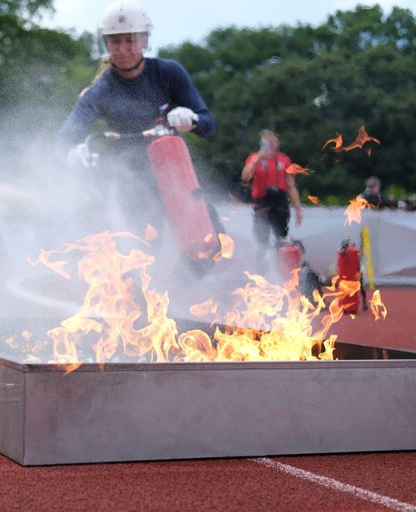 Eine Feuerwehrsportlerin trainiert im Hafenstadion das Löschen eines Flüssigkeitsbrandes. Die Disziplin gehört zu den Deutschen Feuerwehrmeisterschaften, die in der nordsächsischen Stadt ausgetragen werden.