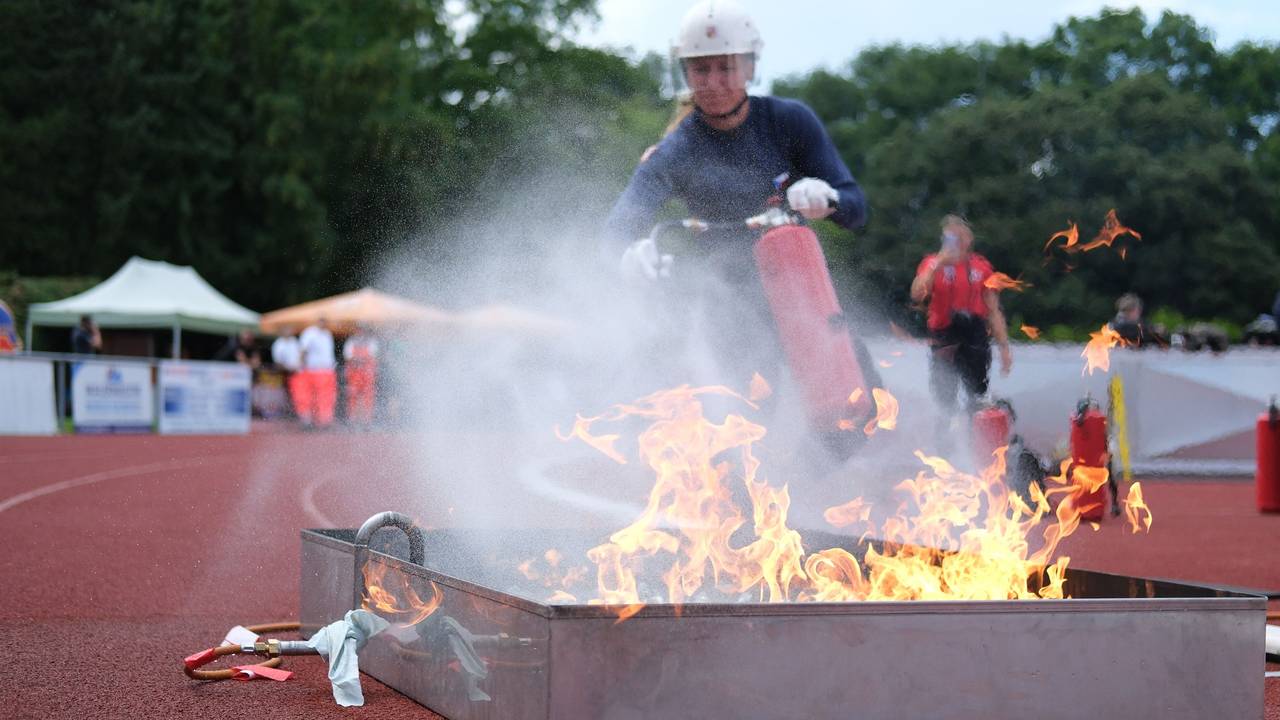 Eine Feuerwehrsportlerin trainiert im Hafenstadion das Löschen eines Flüssigkeitsbrandes. Die Disziplin gehört zu den Deutschen Feuerwehrmeisterschaften, die in der nordsächsischen Stadt ausgetragen werden.