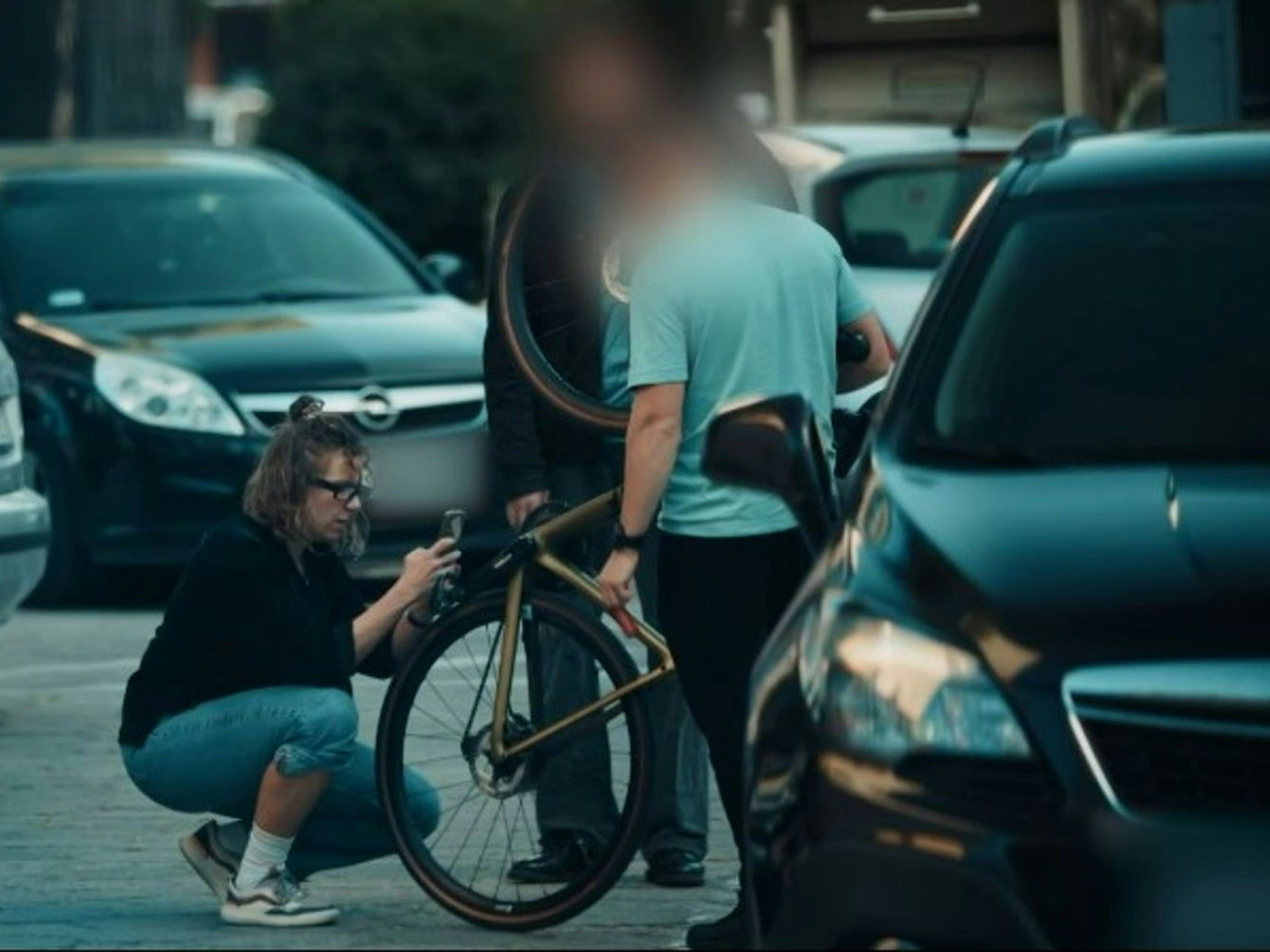 In Polen trifft ZDF-Reporterin Megan auf den Verkäufer Adam - und auf Sebastians gestohlenes Fahrrad. (Bild: ZDF)