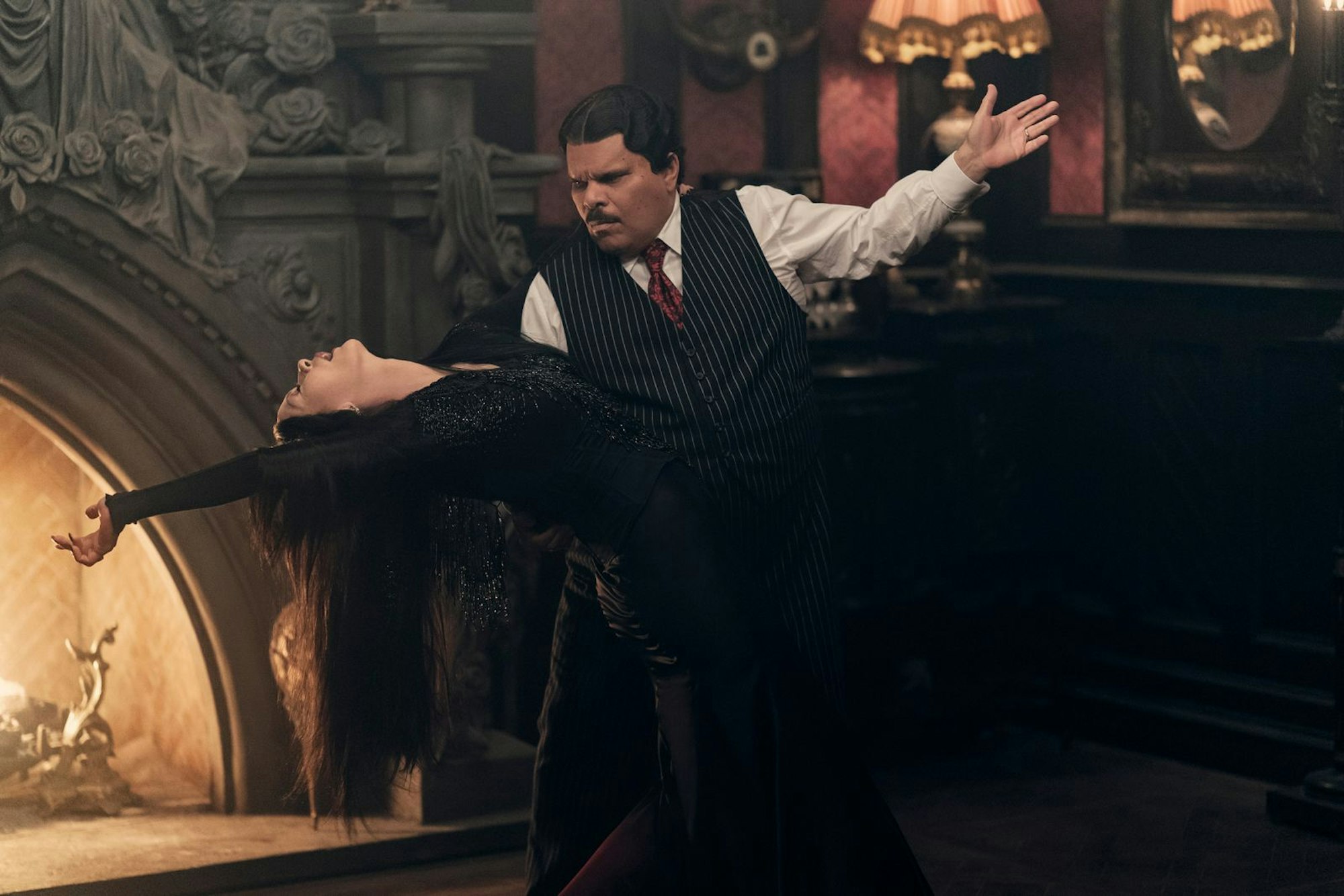 In der zweiten Staffel von „Wednesday“ rückt die Familie der Titelheldin um Mutter Morticia (Catherine Zeta-Jones) und Gomez (Luis Guzmán) stärker in den Mittelpunkt. (Bild: Netflix / Jonathan Hession)
