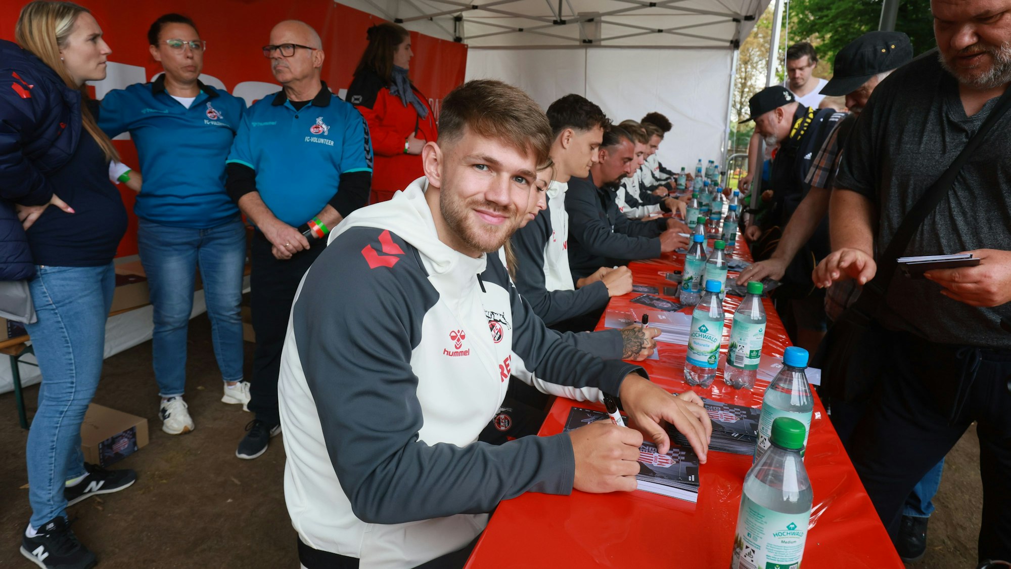 Jan Thielmann bei einer Autogrammstunde des 1. FC Köln.