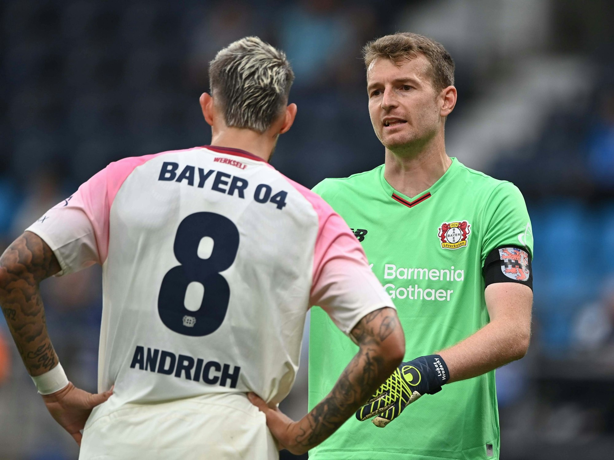 Robert Andrich und Lukas Hradecky im Gespräch.