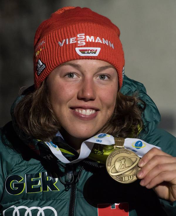 Laura Dahlmeier jubelt mit einer Medaille.