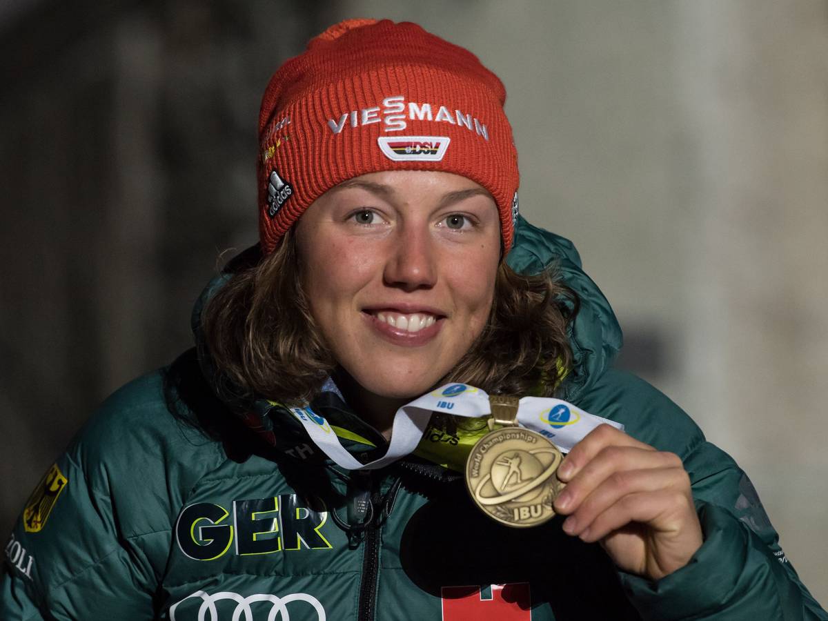 Laura Dahlmeier jubelt mit einer Medaille.