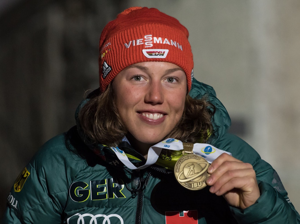 Laura Dahlmeier jubelt mit einer Medaille.