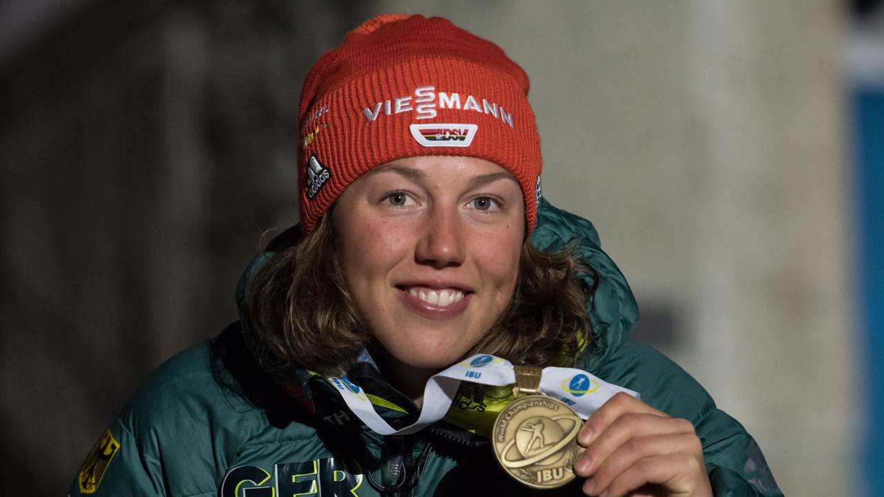 Laura Dahlmeier jubelt mit einer Medaille.