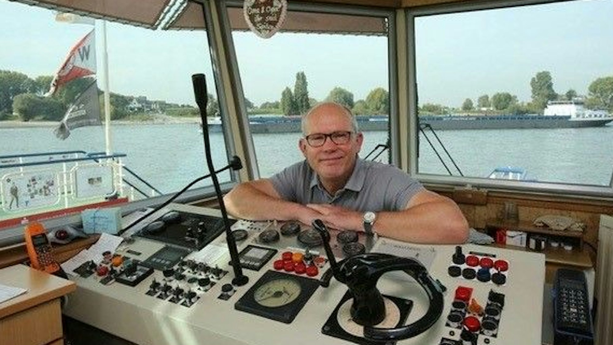 Hajo Schäfer ist Chef der Rheinfähre. Er muss aufgeben, weil er keine Fährleute mehr findet.