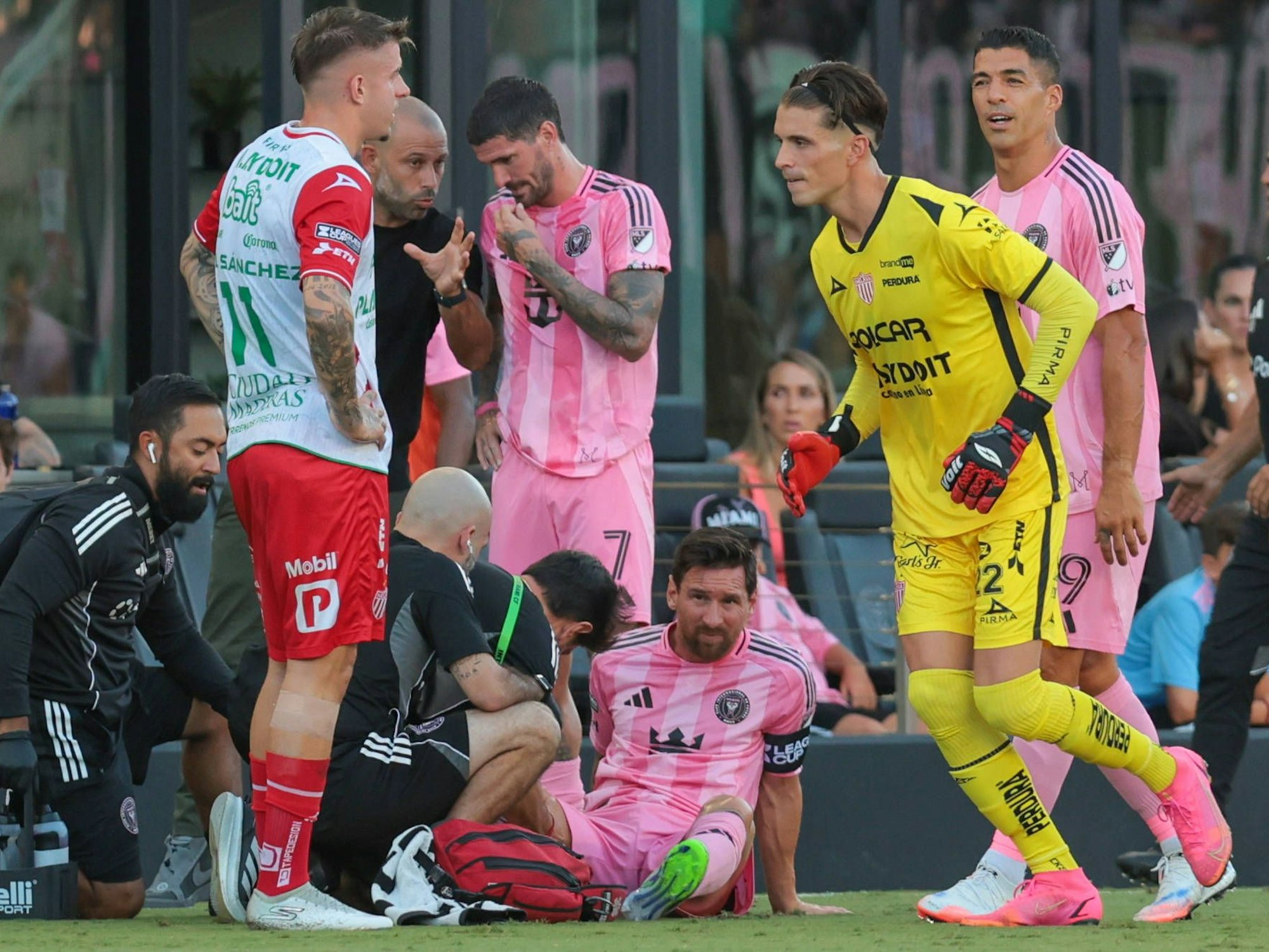 Lionel Messi (am Boden sitzend) spielte nach seiner Oberschenkelbehandlung noch kurz weiter, dann wurde er ausgewechselt.