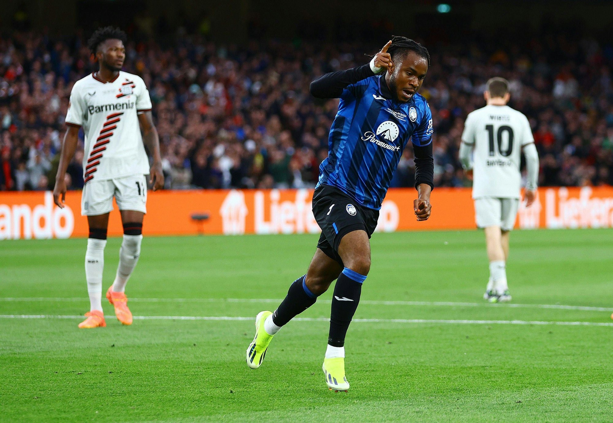 Ademola Lookman bejubelt ein Tor gegen Bayer Leverkusen.