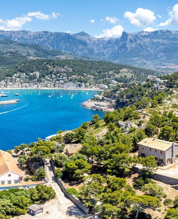 Port de Sóller auf Mallorca mit Leuchtturm Luftbild von oben. Hier stürzte ein Kunstflieger ins Meer.