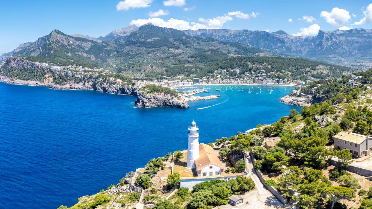 Port de Sóller auf Mallorca mit Leuchtturm Luftbild von oben. Hier stürzte ein Kunstflieger ins Meer.