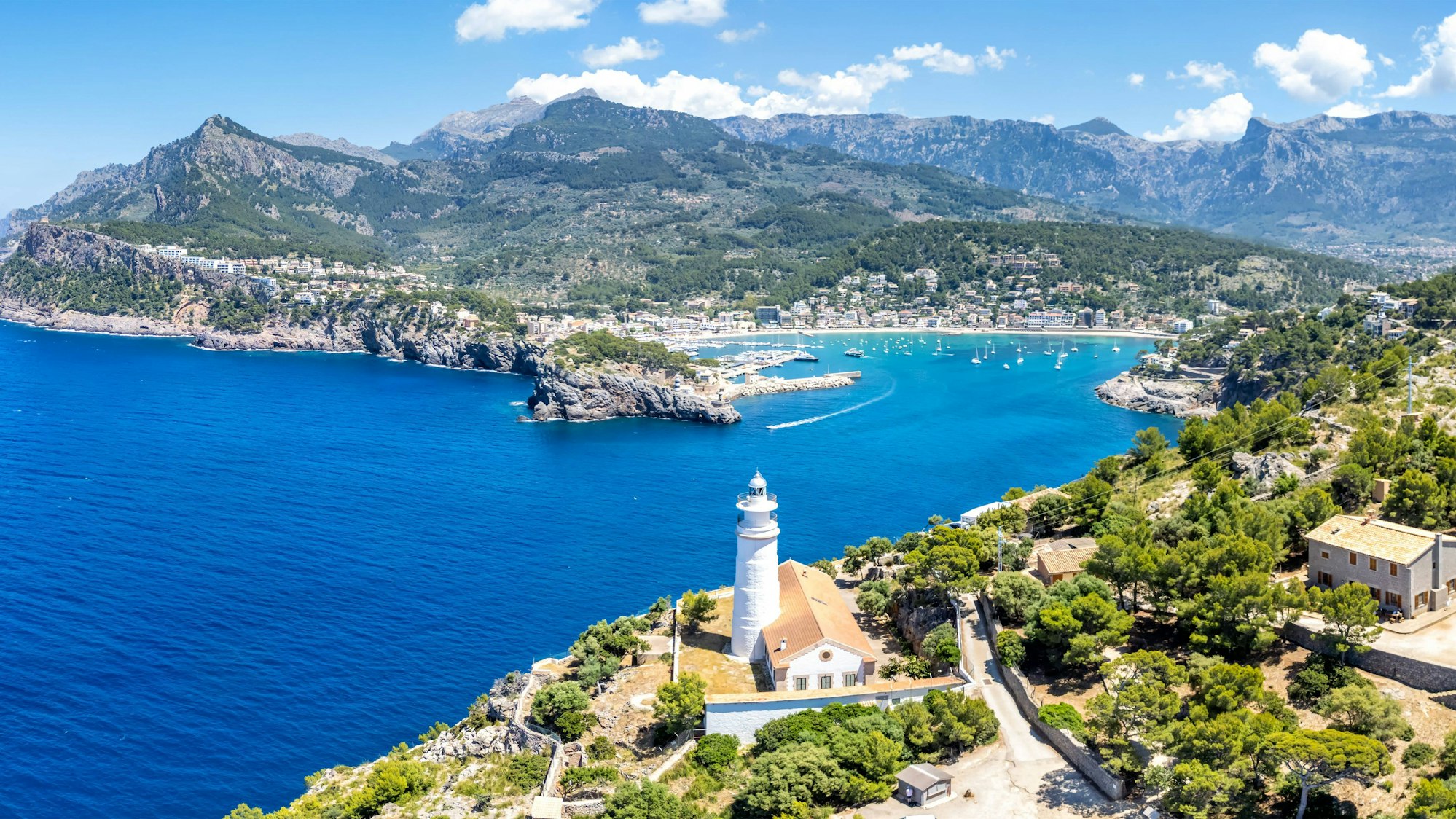 Port de Sóller auf Mallorca mit Leuchtturm Luftbild von oben. Hier stürzte ein Kunstflieger ins Meer.