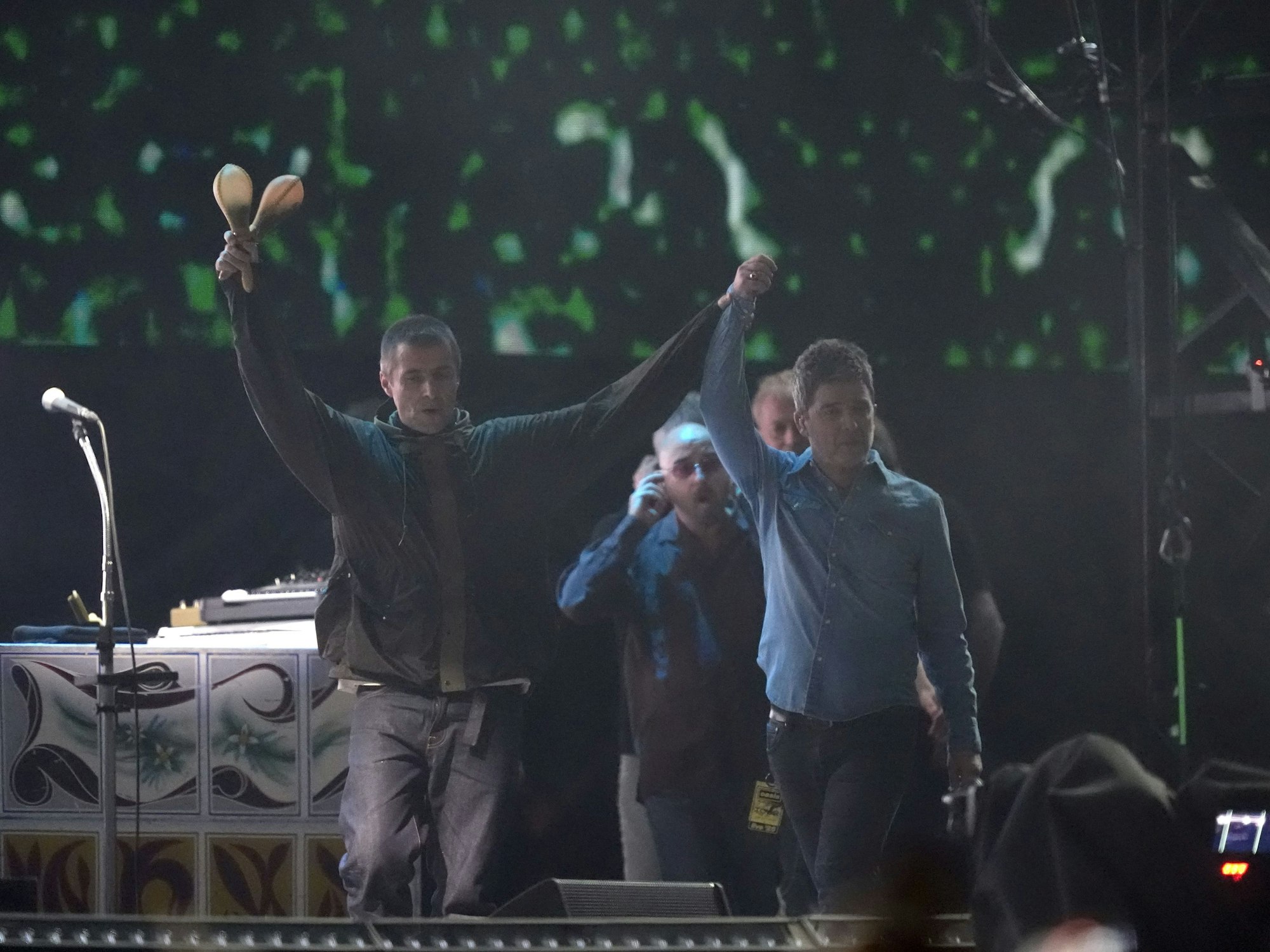 04.07.2025, Großbritannien, Cape God: Liam und Noel Gallagher betreten die Bühne des Principality Stadium in Cardiff, wo die lang erwartete Reunion-Tour der Band Oasis beginnt. Foto: Jordan Pettitt/PA Wire/dpa - ACHTUNG: Verwendung nur zur redakionellen Verwendung bis zum 04.07. 2026 +++ dpa-Bildfunk +++