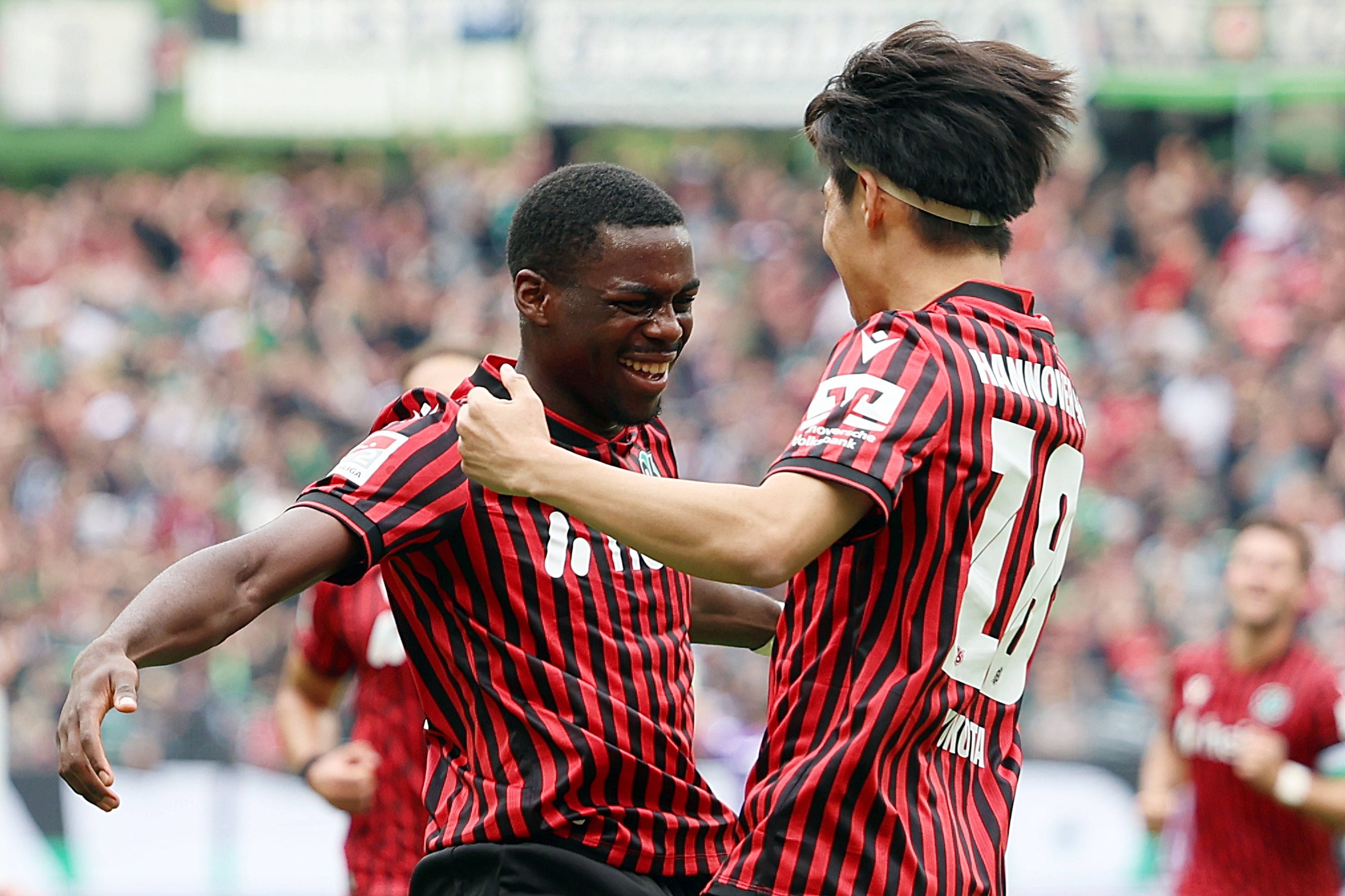 Noel Aseko jubelt mit Daisuke Yokota.