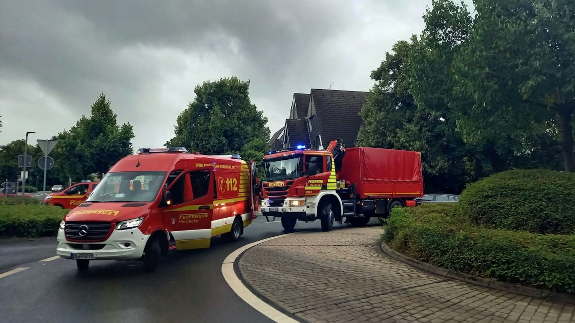 Feuerwehrfahrzeug und abgestreute Dieselspur auf einer Straße.