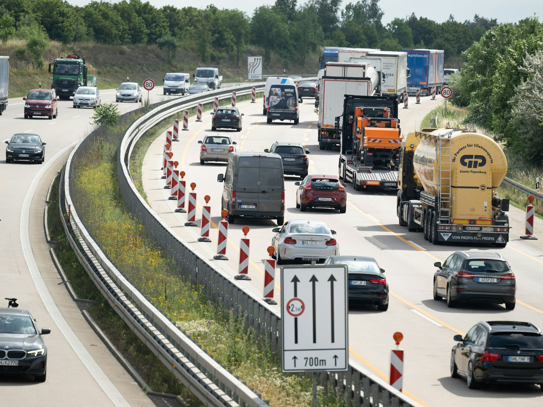 Autos und LKW fahren auf der Autobahn 4 durch eine Baustelle.