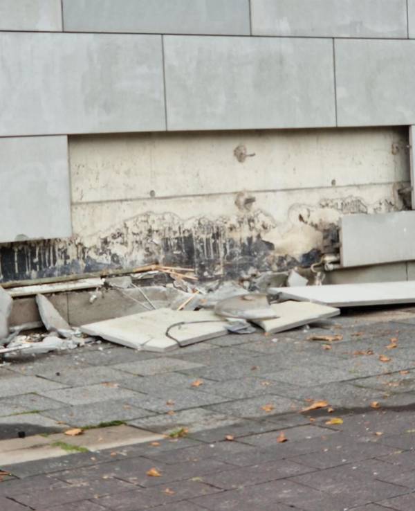 Die zerstörte Hauswand in Köln-Lindenthal. Hier krachte der betrunkene Porsche-Fahrer vor die Fassade.
