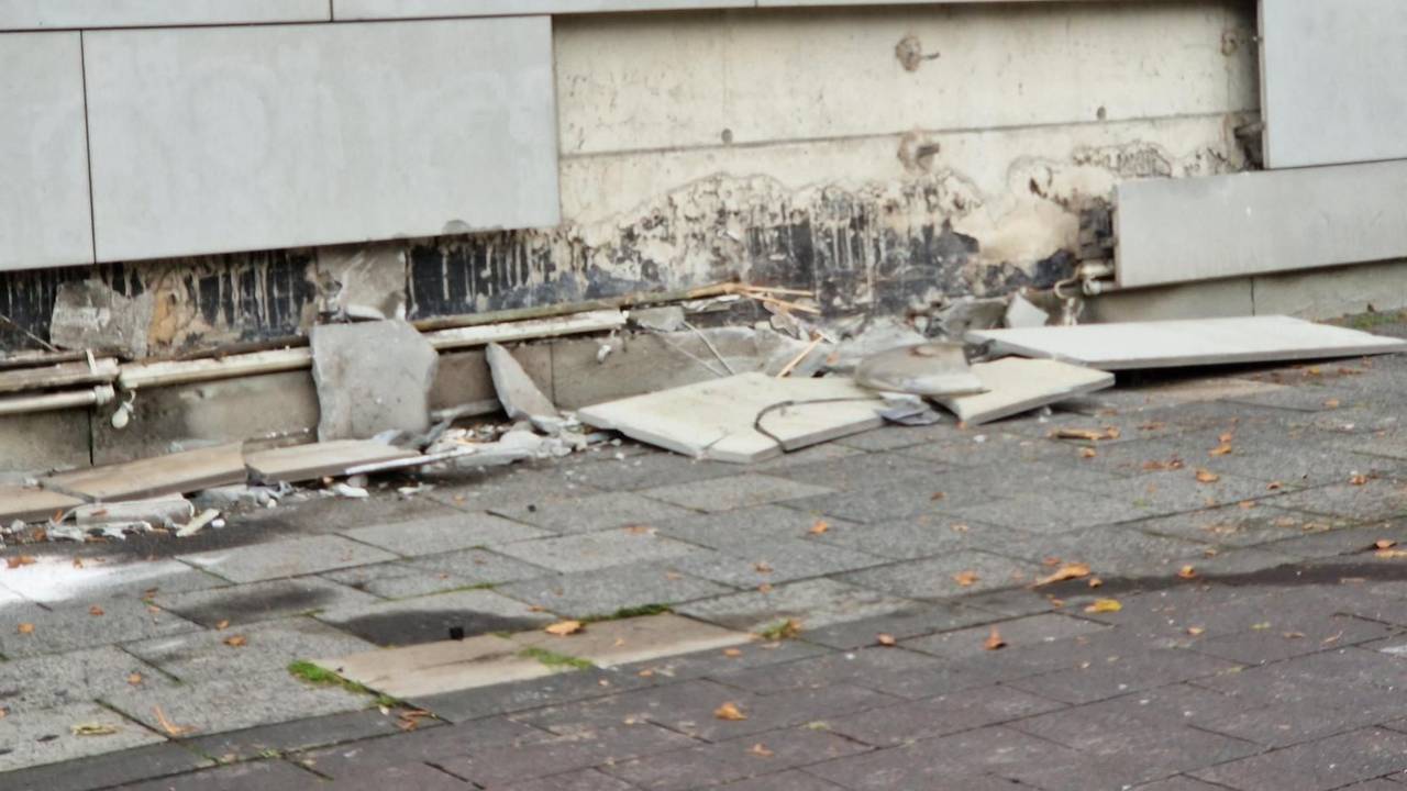 Die zerstörte Hauswand in Köln-Lindenthal. Hier krachte der betrunkene Porsche-Fahrer vor die Fassade.