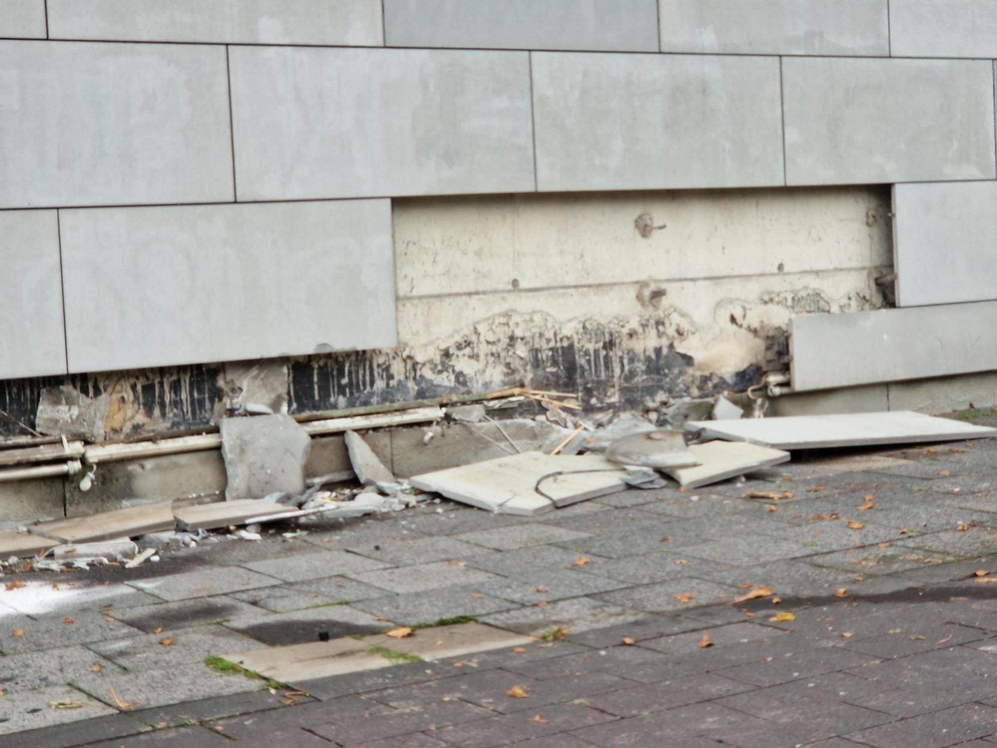 Die zerstörte Hauswand in Köln-Lindenthal. Hier krachte der betrunkene Porsche-Fahrer vor die Fassade.