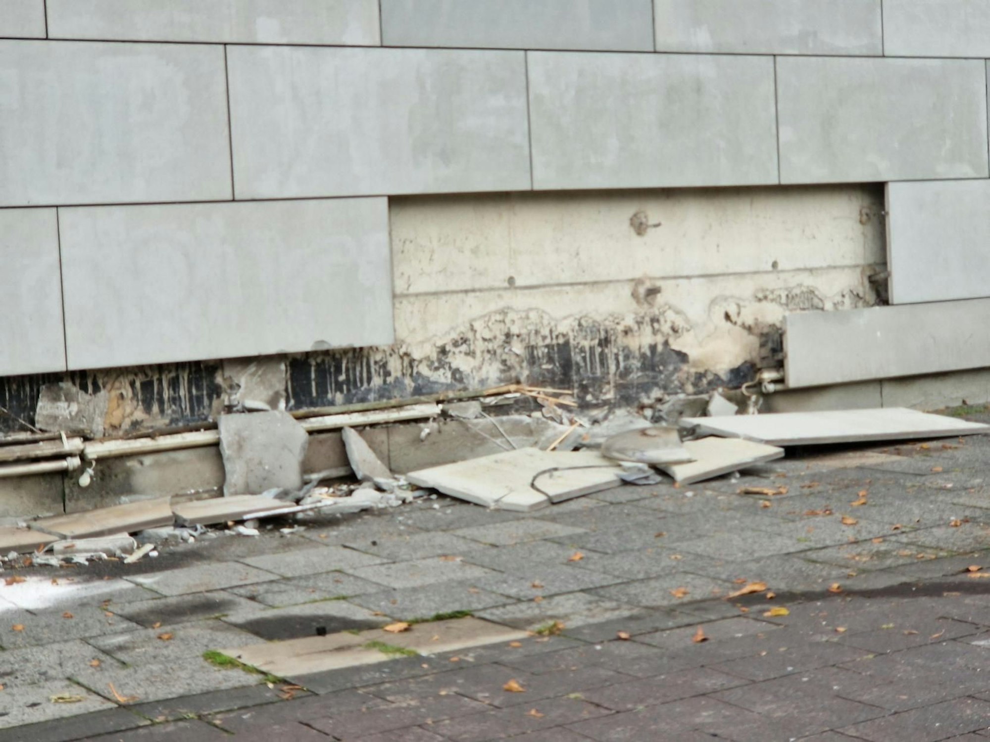 Die zerstörte Hauswand in Köln-Lindenthal. Hier krachte der betrunkene Porsche-Fahrer vor die Fassade.