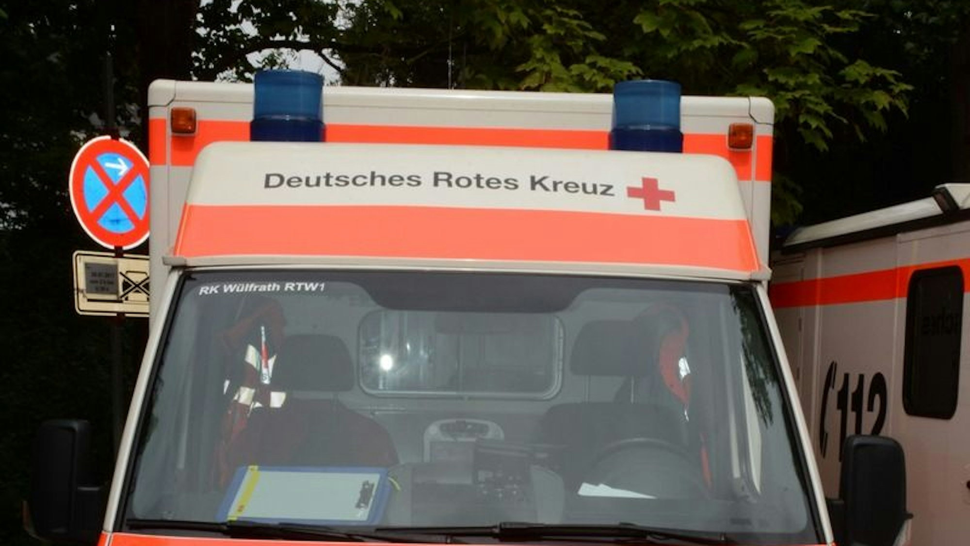 Ein stark beschädigtes Auto steht nach einem Unfall an einem Baum.
