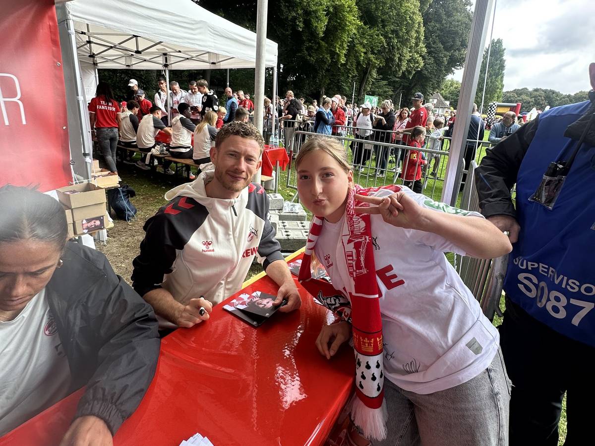 Florian Kainz posiert mit FC-Fan für ein Foto.