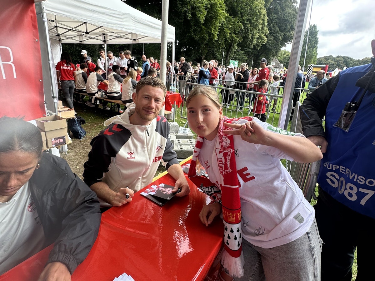 Florian Kainz posiert mit FC-Fan für ein Foto.