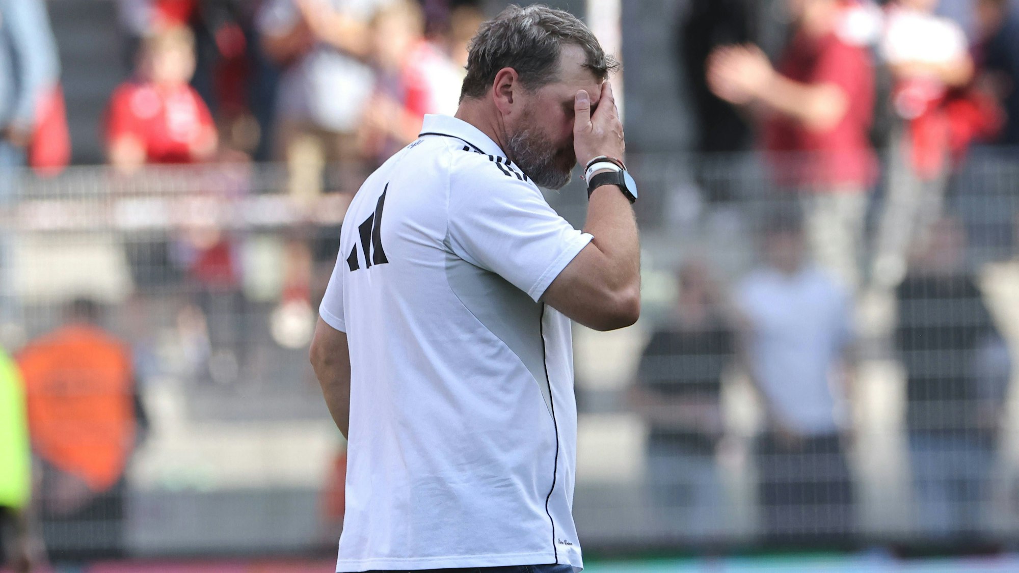 Trainer Steffen Baumgart wirkt enttäuscht.
