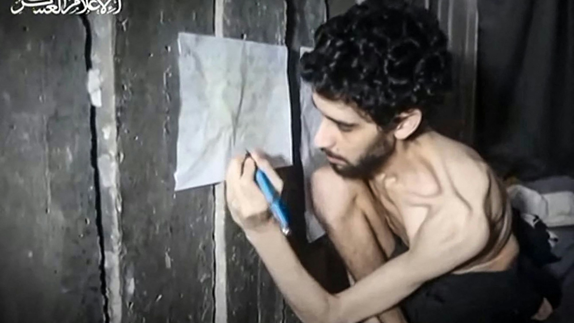 Dieser Screenshot aus einem Video, das am 1. August 2025 vom bewaffneten Flügel der palästinensischen Miliz Hamas veröffentlicht wurde, zeigt den israelischen Geisel Evyatar David, der schwach und unterernährt wirkt. David, der während seiner Gefangenschaft 24 Jahre alt wurde, wurde während des Angriffs der Hamas am 7. Oktober 2023 entführt.