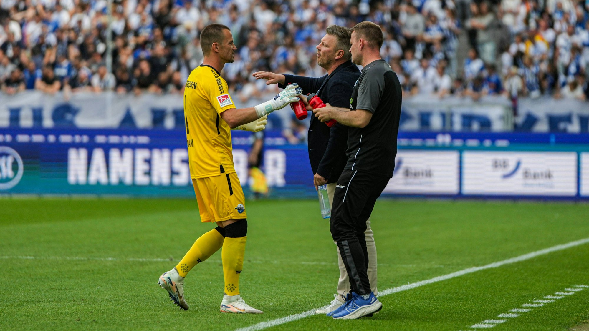Manuel Riemann und Lukas Kwasniok im Gespräch bei einem Spiel des SC Paderborn.