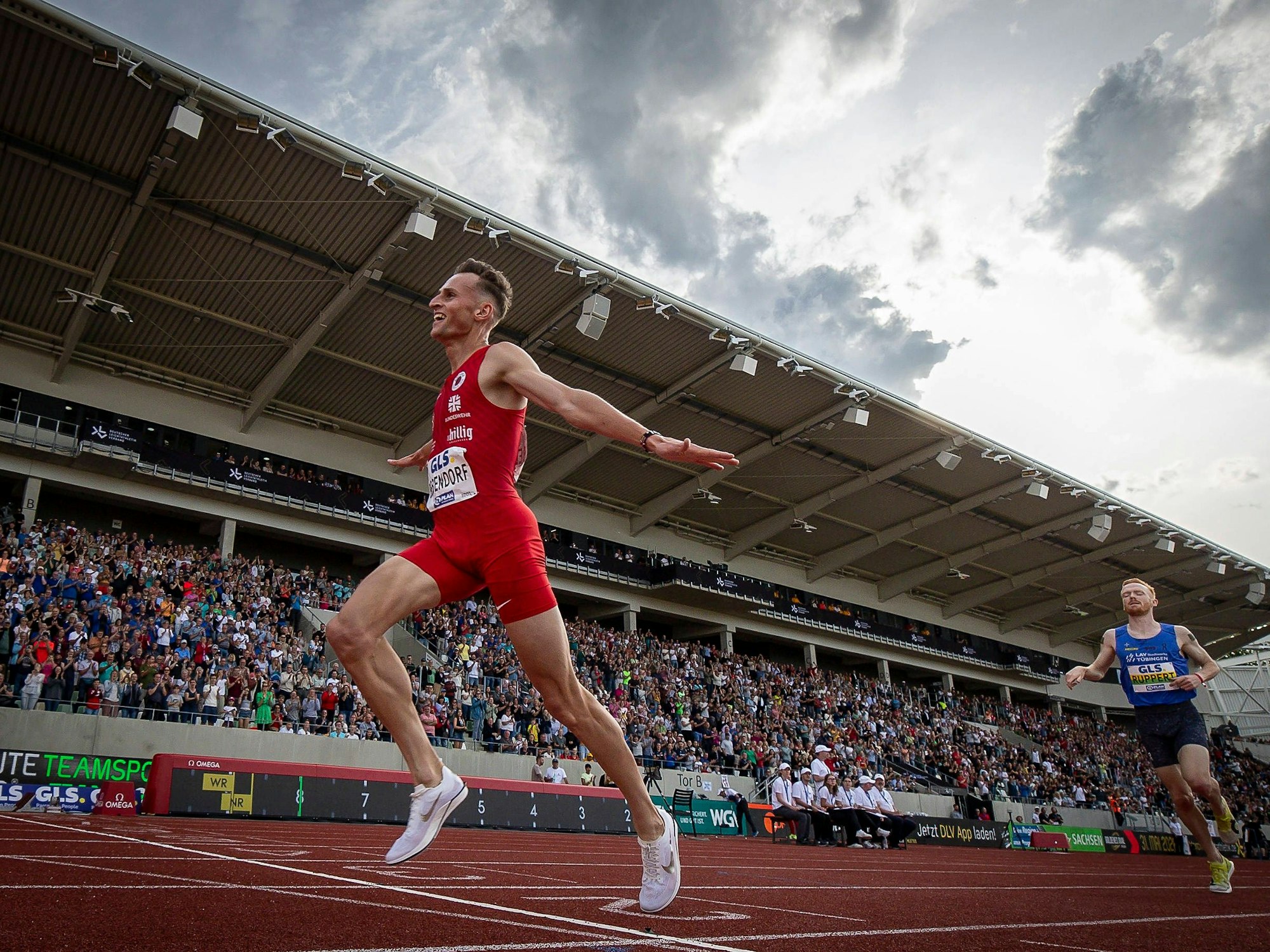 Karl Bebendorf jubelt beim Überqueren der Ziellinine.